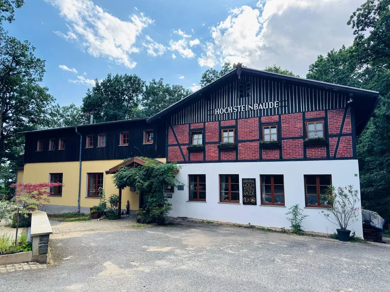 Die Hochsteinbaude auf dem Hochstein bei Königshain – Fachwerkhaus im Wald