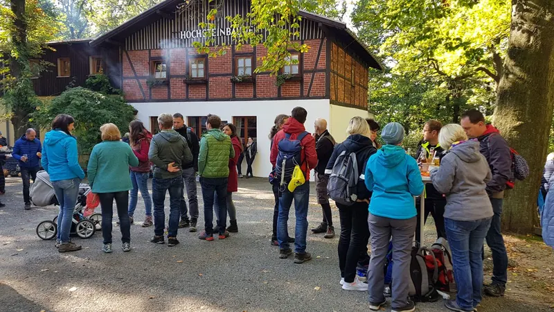 Wandergruppe vor der Hochsteinbaude