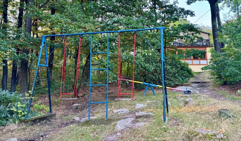 Kinderspielplatz an der Hochsteinbaude – Doppelschaukel, Kletterleiter und Wippe im Wald