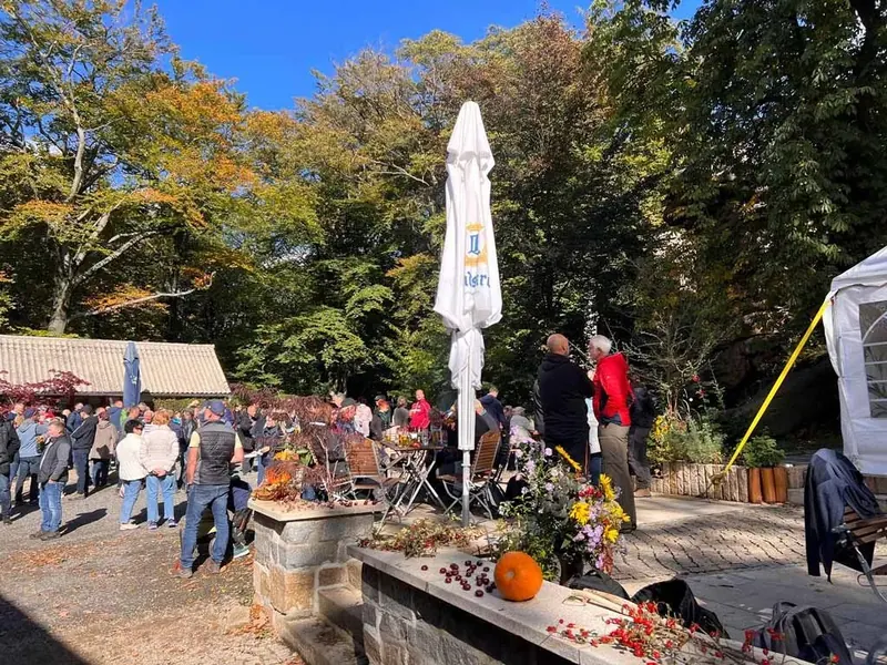 Kiosk an der Hochsteinbaude – Ausschank mit Gästen