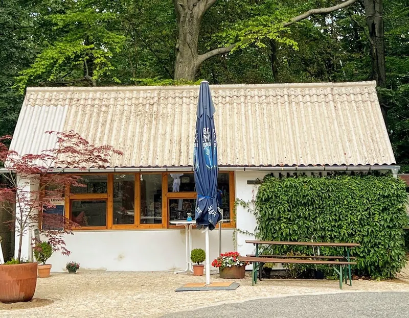 Der Kiosk an der Hochsteinbaude – weißes Häuschen mit Ausgabefenster unter alten Buchen