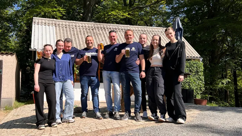 Das Team der Hochsteinbaude vor dem Kiosk