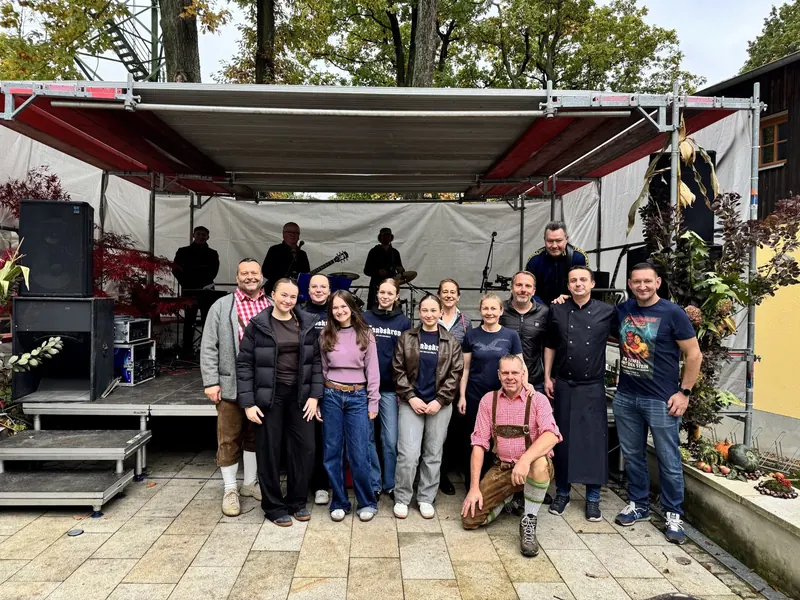 Team und Band auf der Kirmes-Bühne