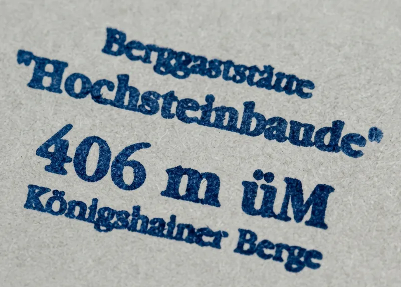 Abdruck unseres Pilgerstempels in blauer Farbe auf Papier: Berggaststätte „Hochsteinbaude“, 406 m üM, Königshainer Berge