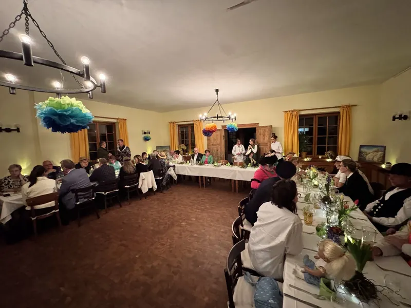 Feier im Saal mit Gästen