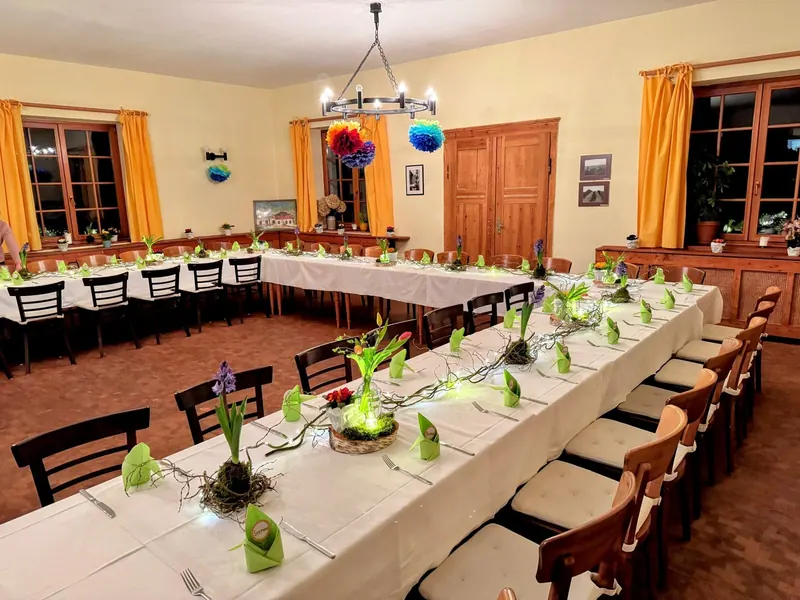 Frühlingsdekoration im Saal – Hyazinthen und grüne Servietten