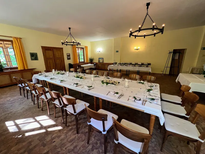 Der Saal der Hochsteinbaude mit langer Tafel, Buffet und Parkett