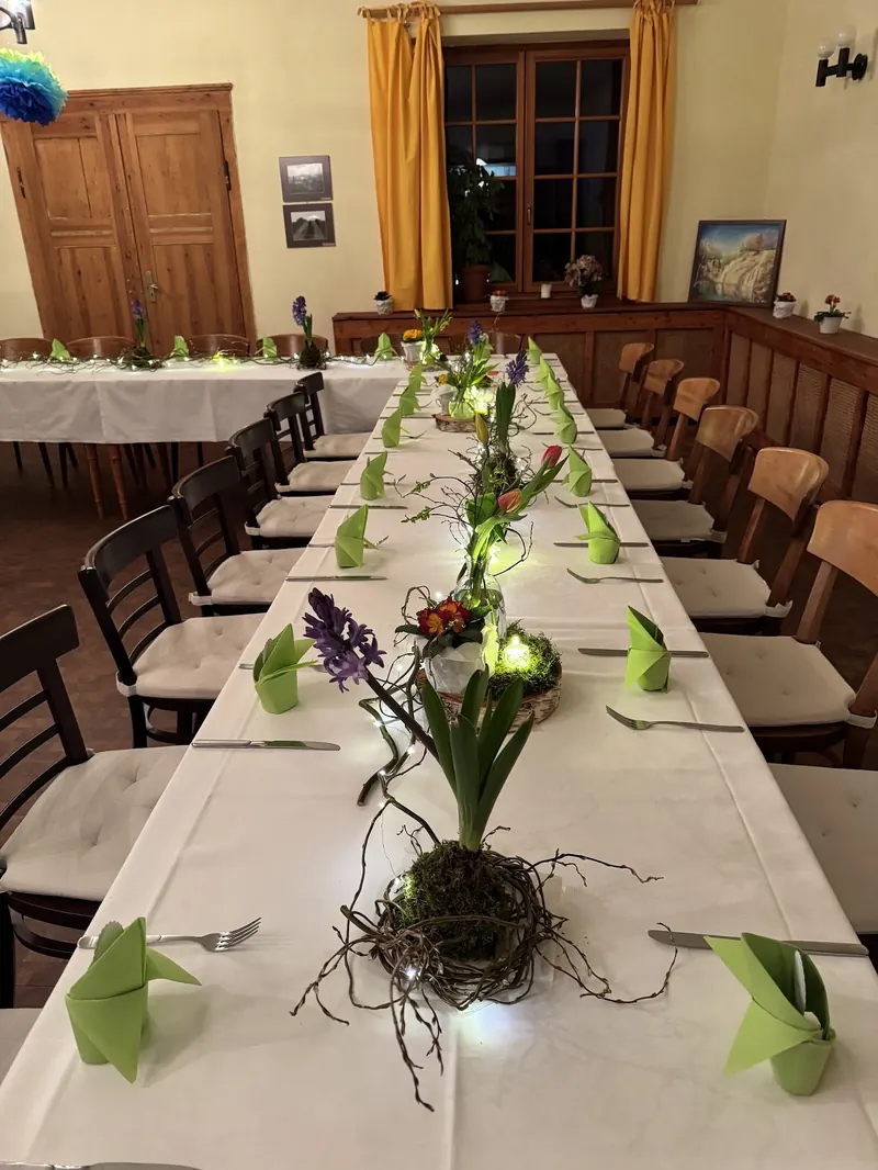 Gedeckte Tafel mit Frühlingsblumen