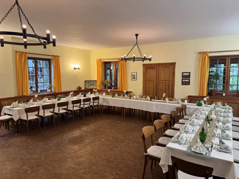 Der Saal in U-Form, festlich eingedeckt mit Eukalyptus-Dekoration