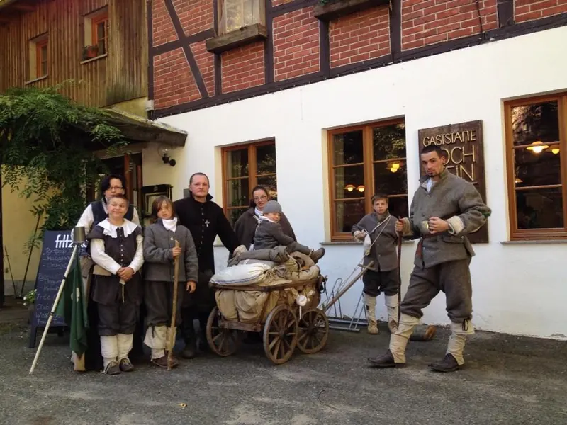 Wandergruppe vor der Hochsteinbaude